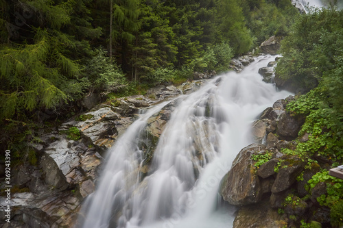 Wasserlauf Bach Fluss nach Stuibenfall auf Berg durch Steine