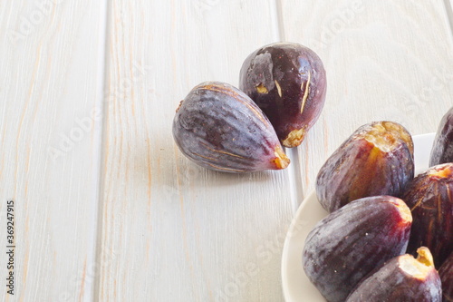 lots of freshly harvested ripe figs for a nutritious snack