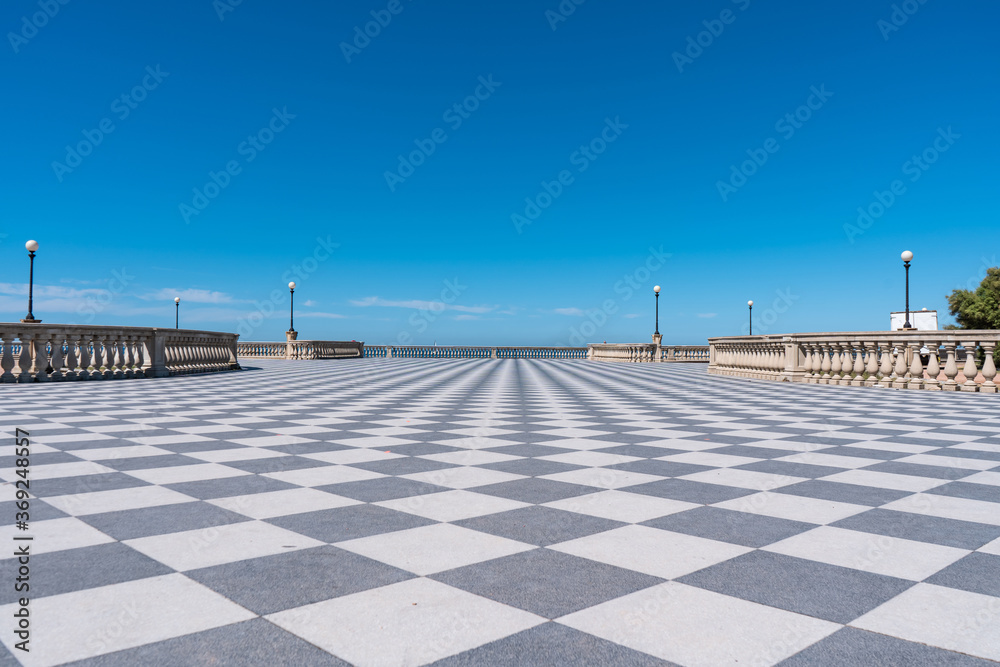 La panoramica Terrazza Mascagni (Mascagni Terrace) a Livorno, Toscana, Italia, con il caratteristico pavimento a scacchiera e una splendida vista sul mar Tirreno.