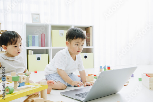 パソコンを見る男の子