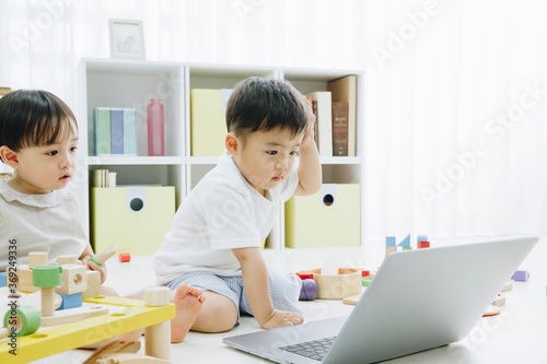 パソコンを見る男の子