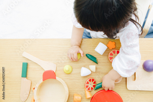 Fotografie おもちゃで遊ぶ幼児