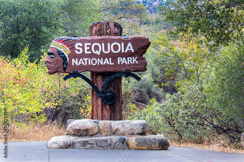 Schild zum Sequoia National Forest, Kalifornien, USA