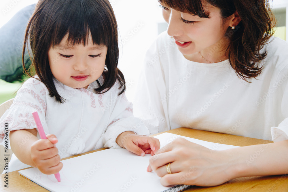 お絵描きをする親子 お絵描きをする親子