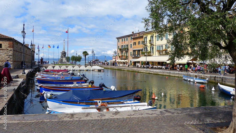 Blick auf den Hafen von Lazise am Gardasee, Italien