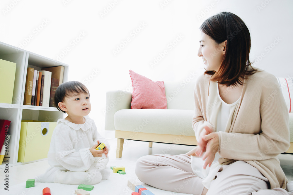 おもちゃで遊ぶ親子 おもちゃで遊ぶ親子