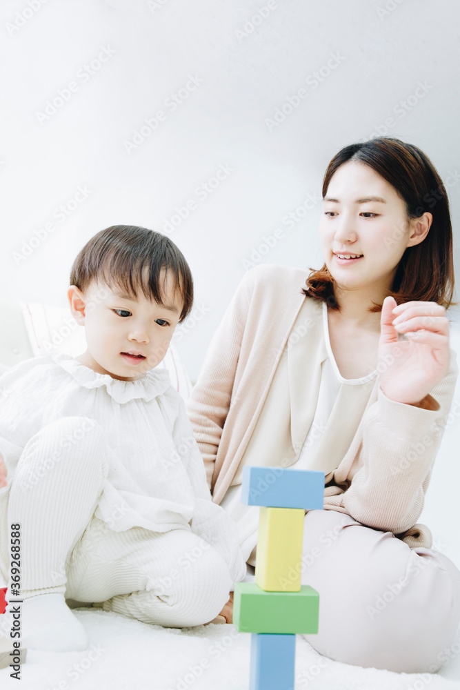 おもちゃで遊ぶ親子