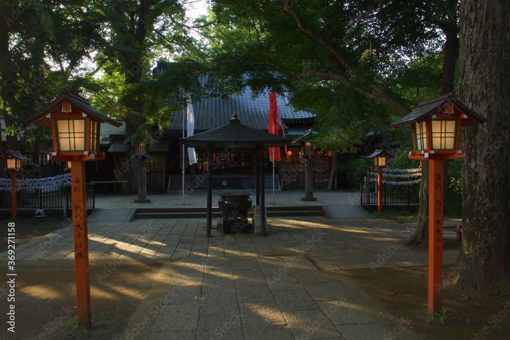 等々力不動　夕景　灯篭と本堂