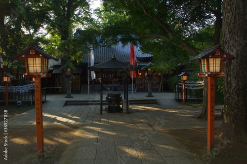 Wallpaper Mural 等々力不動　夕景　灯篭と本堂 Torontodigital.ca