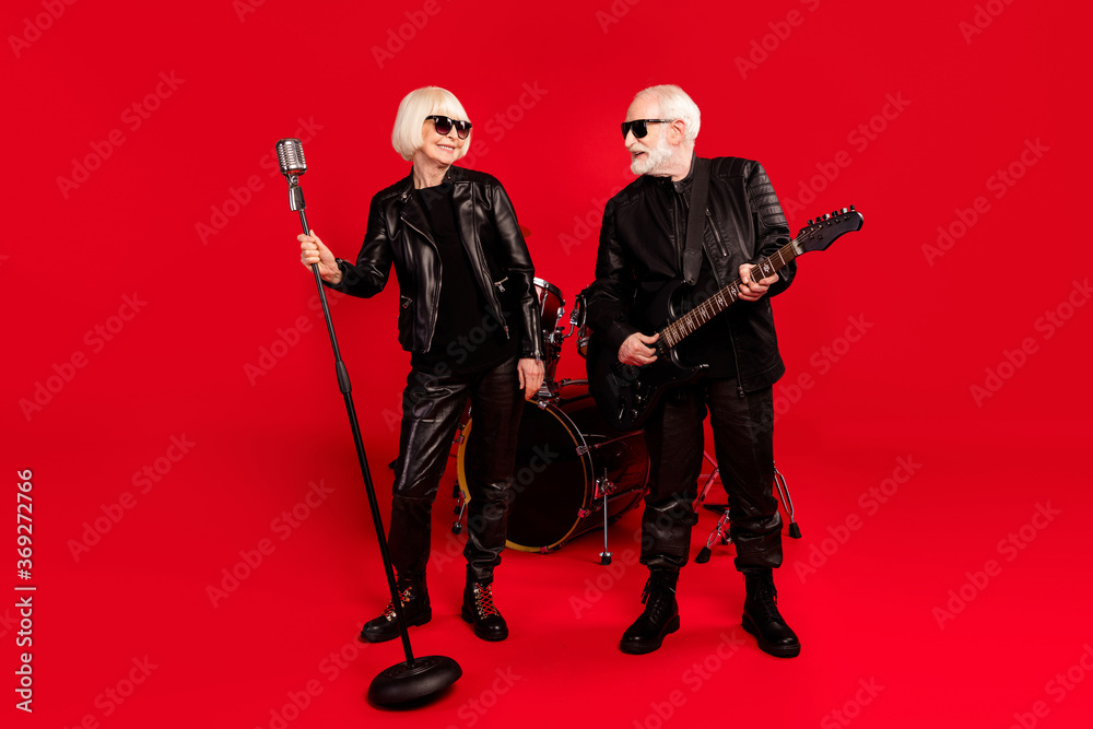 Φωτογραφία Full length photo two people wife husband retired pensioner rock fan woman singe