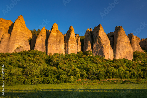 Foto Sunset on monolith rock formation called Les Pénitents near the village of Les Mées