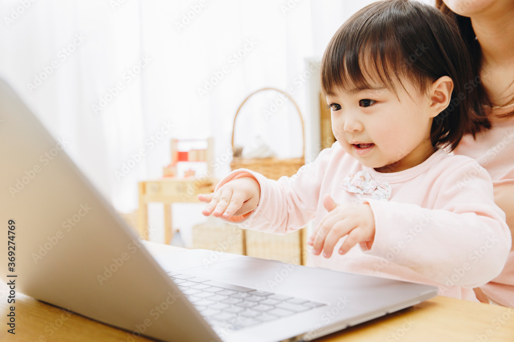 人物 子供 女の子 日本人 幼児 女児 遊ぶ 室内遊び 見る 動画 ノートパソコン 自宅 部屋 Stock Photo Adobe Stock