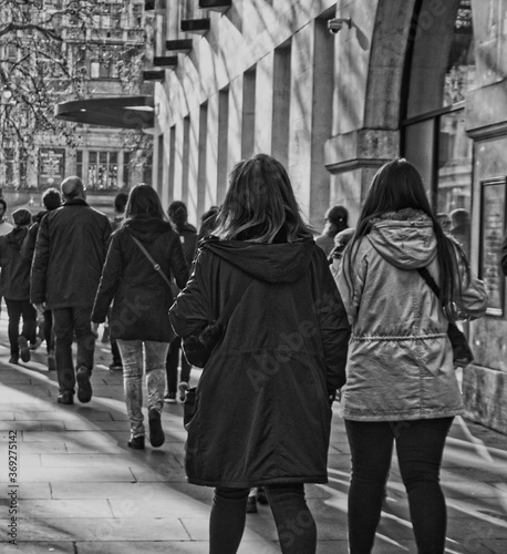 Gente paseando por Londres en invierno