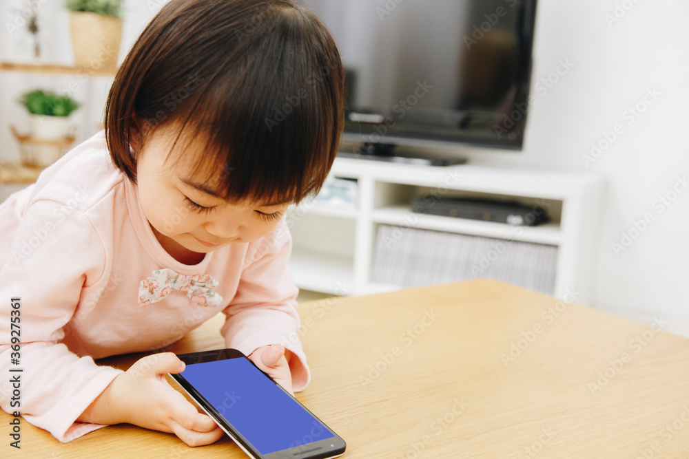 スマホで遊ぶ子供 スマホで遊ぶ子供