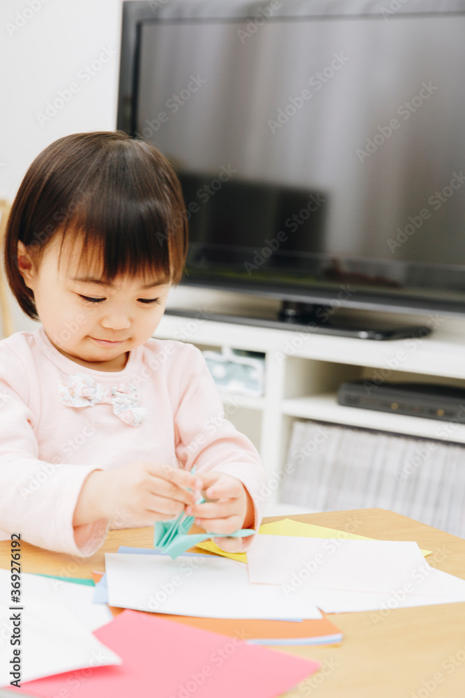 折り紙をする親子 折り紙をする親子