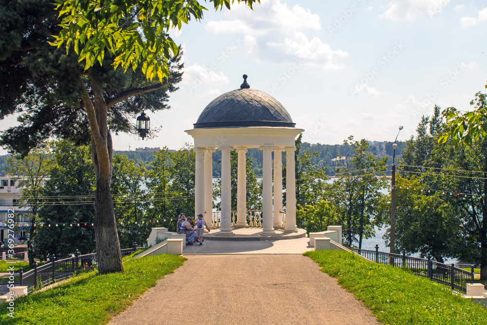 Ταπετσαρία Ostrovsky's white stone gazebo in Kostroma Russia on a clear Sunny summer day