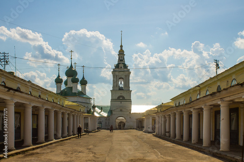 Canvas-taulu white stone Red rows with columns in the old city of Kostroma Russia on a clear