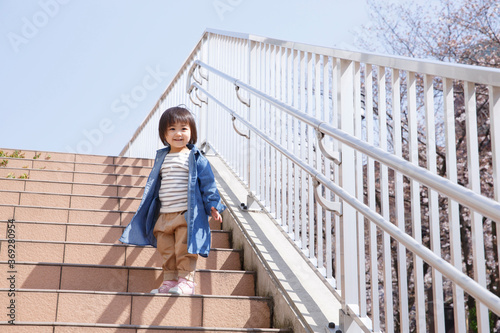 階段で笑顔の子供 © Paylessimages