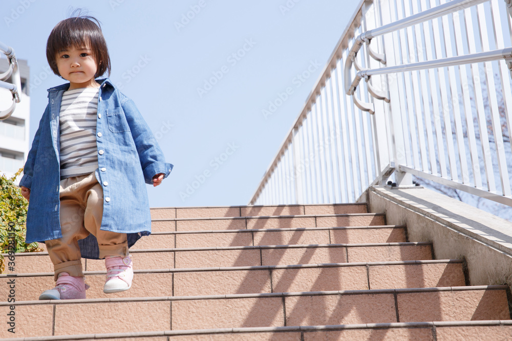 階段を下りる子供