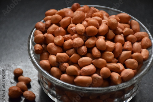 Picture of raw groundnuts or peanuts