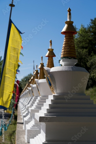 Estupas blancas en templo Budista 