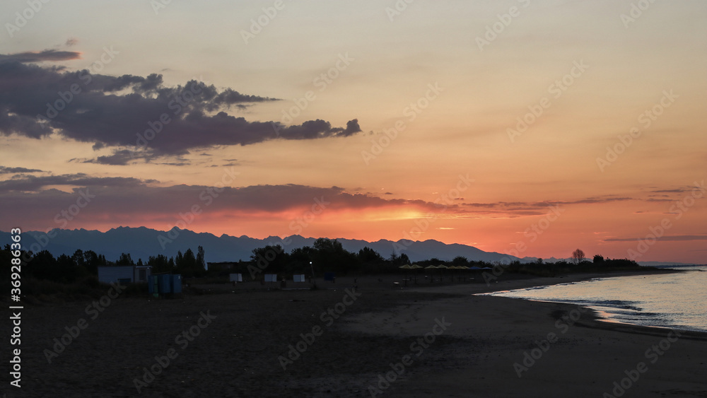 Fototapeta premium beautiful sunset by the sea