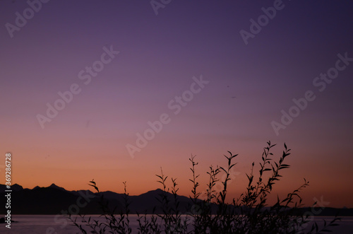 Sunset lake © Leandro