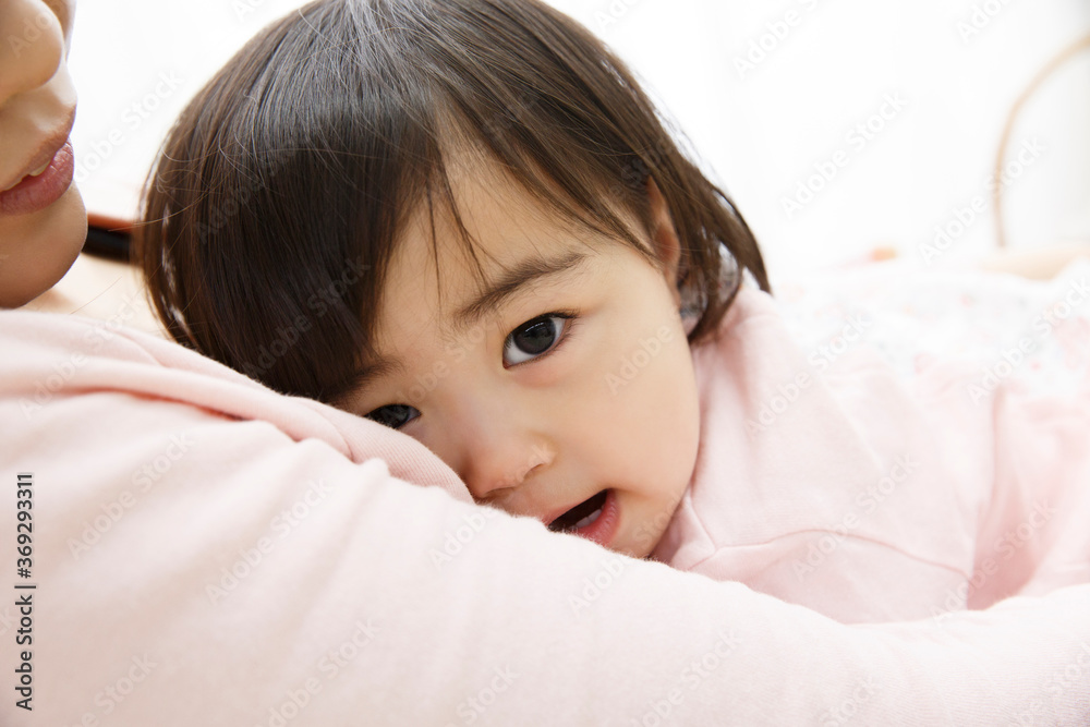 お母さんと遊ぶ子供