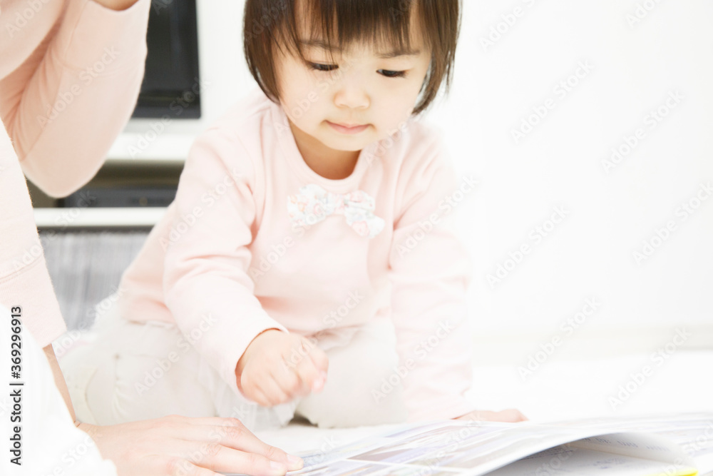 本を読む親子 本を読む親子