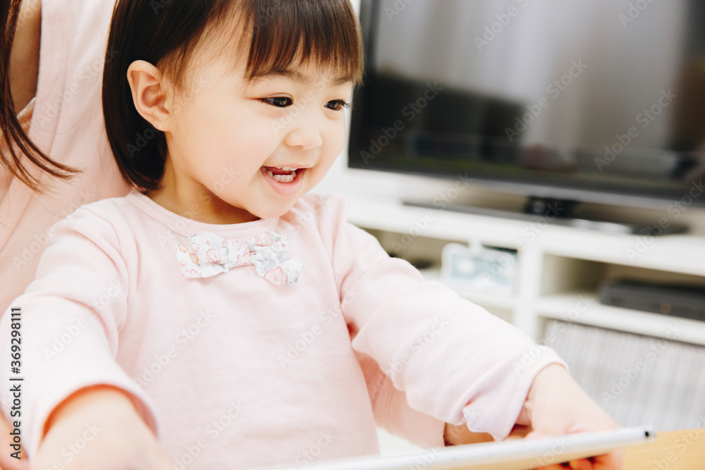 タブレットで遊ぶ子供 タブレットで遊ぶ子供