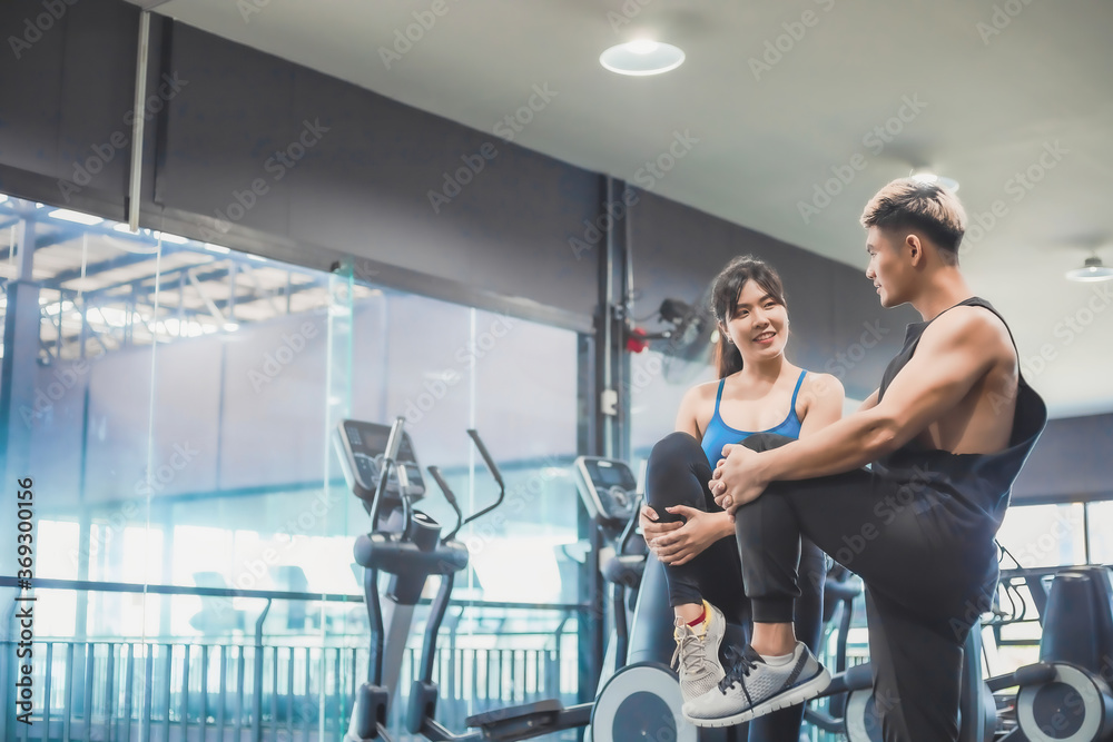 Obraz premium Asian couples exercise before running on the treadmill.Athletic exercises.Metaphor Fitness and workout concept exercise Health lifestyle muscle body with take care of your health