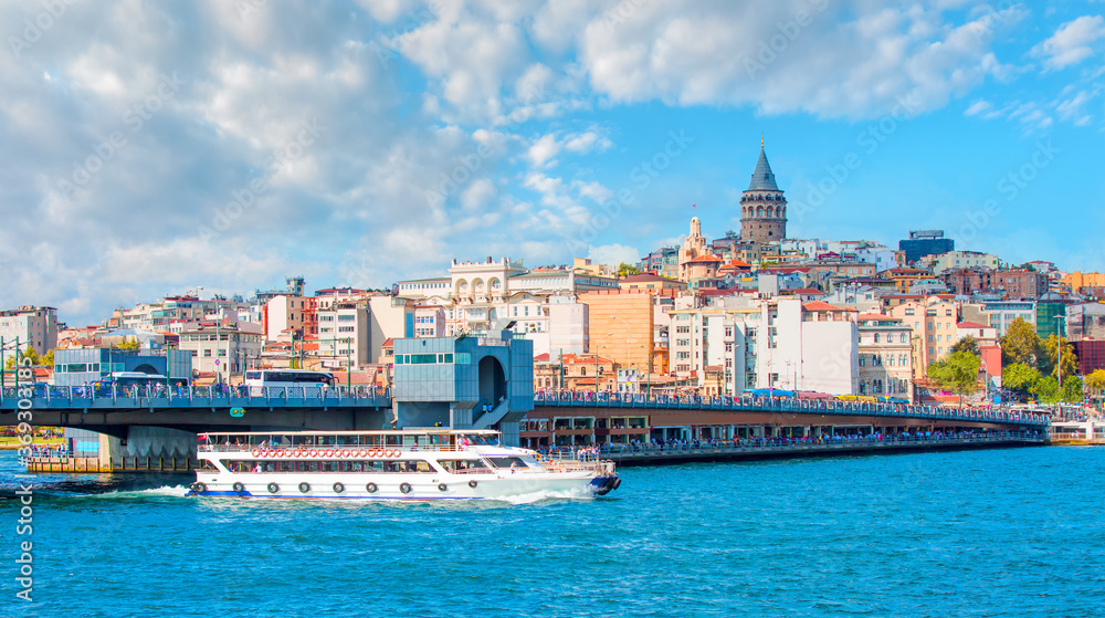 Naklejka premium Wieża Galata, most Galata, dzielnica Karakoy i Złoty Róg rano, Stambuł - Turcja