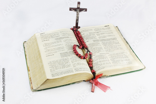 Biblia con rosario