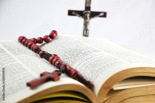Biblia con un rosario