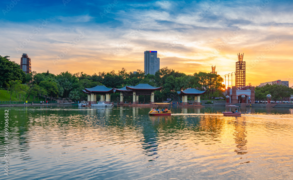 Naklejka premium Qiandeng Lake Park, Foshan City, Guangdong Province, China