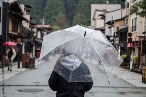Chica paseando bajo la lluvia