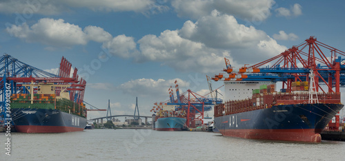 Container Terminal  Eurogate Burchardkai in Hamburg, Beladen und Entladen und die Köhlbrandbrücke