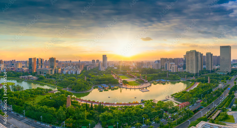 Naklejka premium Urban Environment of Qiandeng Lake Park, Foshan City, Guangdong Province, China