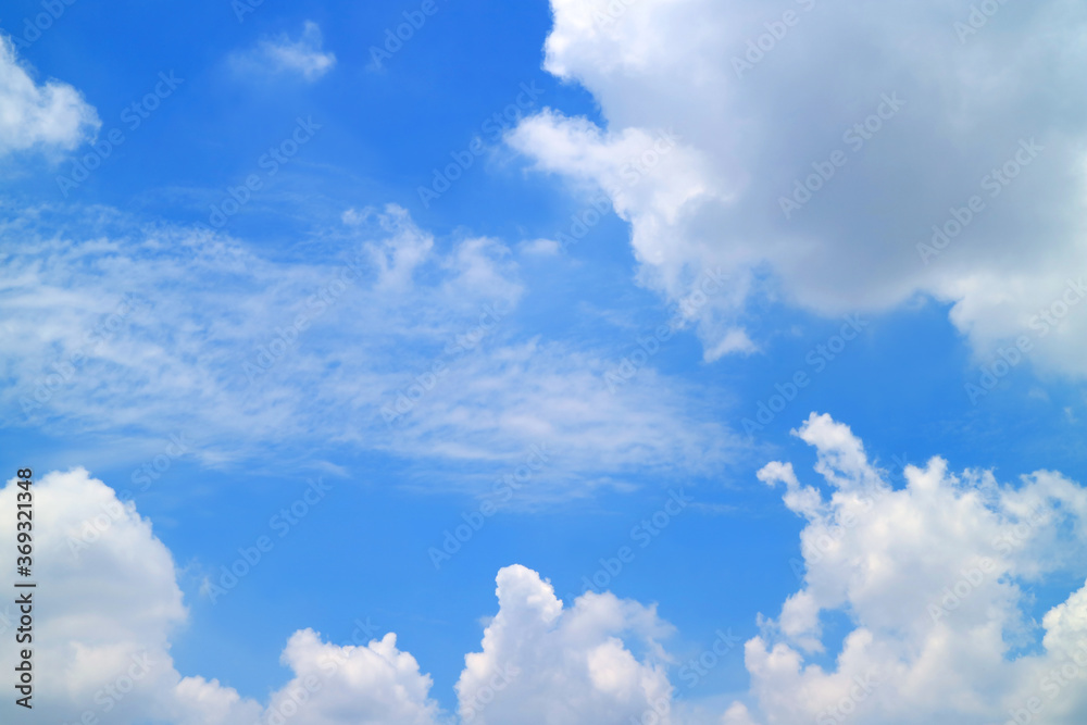 Fototapeta premium Beautiful bright blue sky with white cumulus clouds