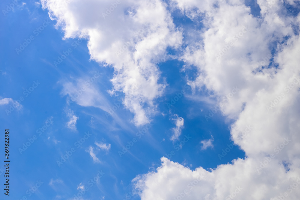 Obraz premium Blue sky and white puffy clouds