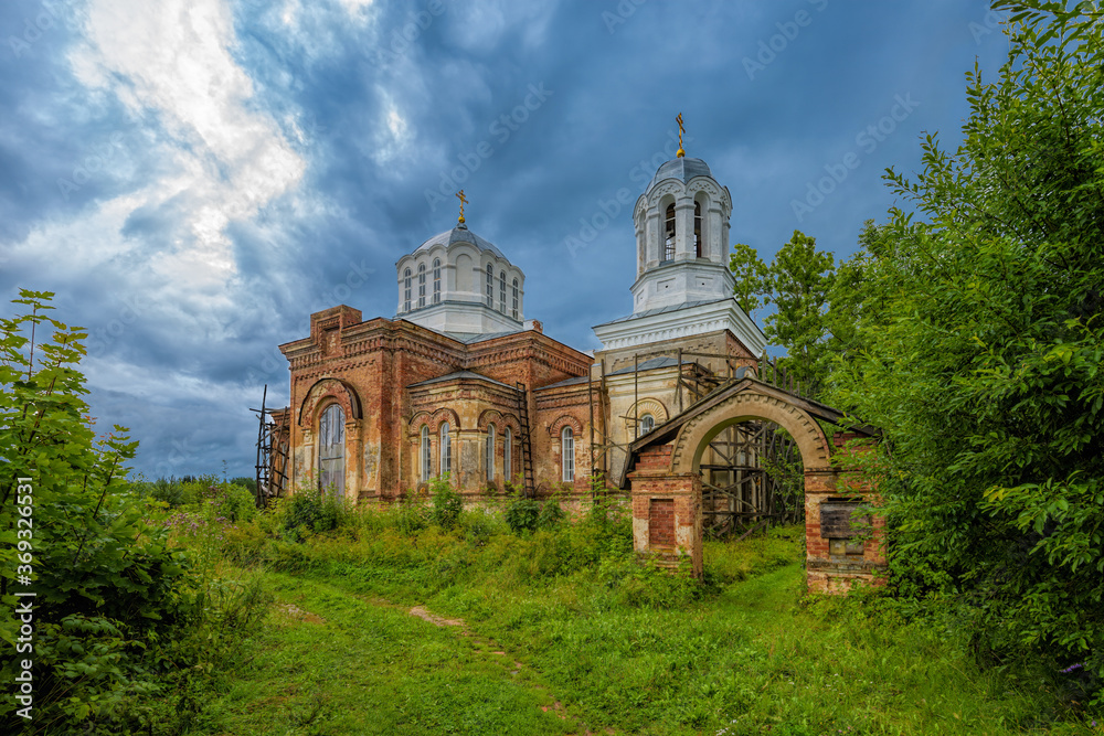 Partially destroyed large three-altar, four-pillar, five-domed, three-nave cross-domed Orthodox Church of St. Nicholas the Wonderworker in the village of Krapivno, Gdovsky District, Pskov Region.