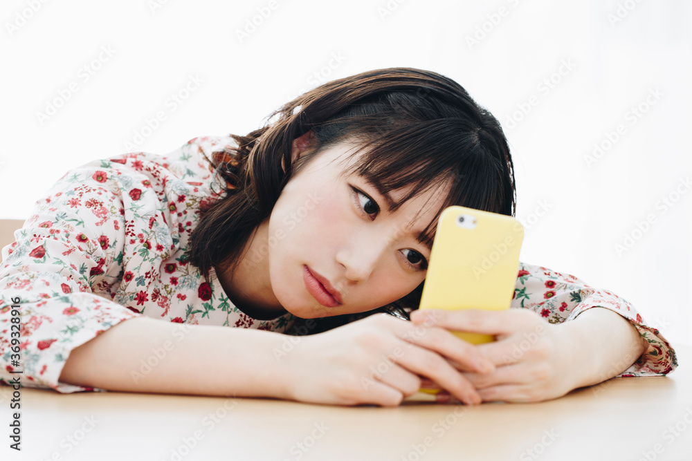 スマホを見て落ち込む女性 Stock Photo Adobe Stock