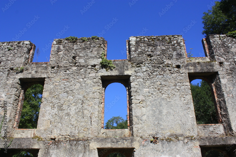 ruine , vestige de bâtiment en pierres