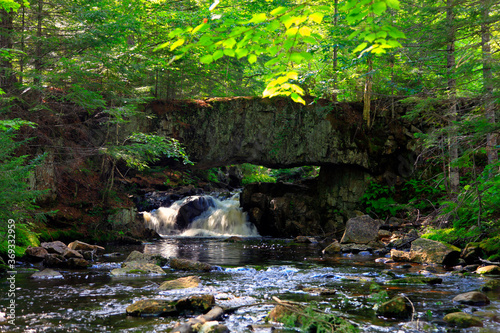 Le Pont-de-Pierre de Saint-Léonard-de-Portneuf au Québec photo