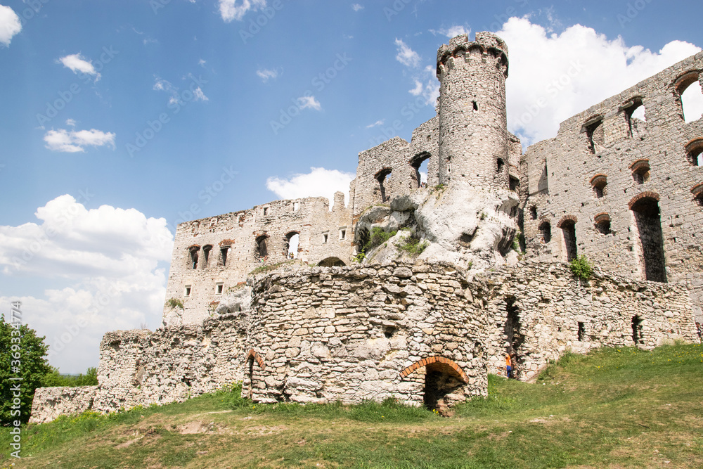 Ruiny zamku leżącego na Jurze Krakowsko-Częstochowskiej. Zamek Ogrodzieniec, Podzamcze Polska