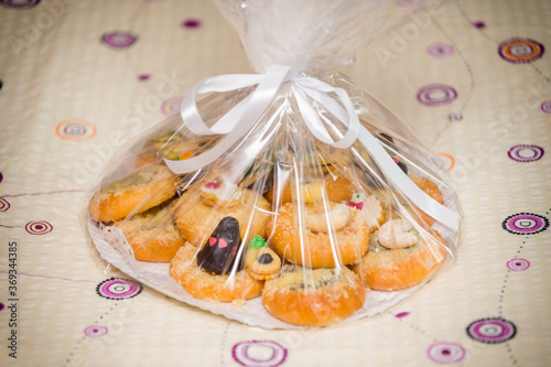 Billede på lærred Wedding cookies with cakes wrapped in cellophane with a white ribbon