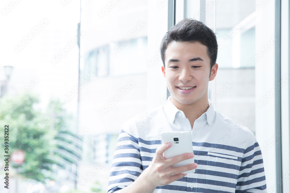 携帯メールを見るビジネスマン 携帯メールを見るビジネスマン
