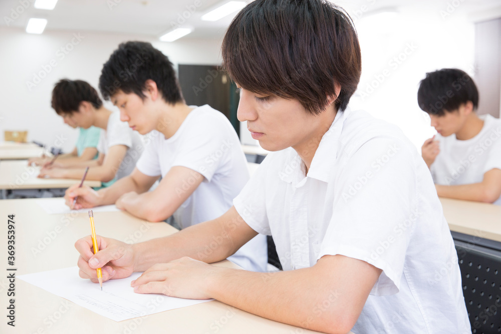 Fototapeta premium 勉強をする学生