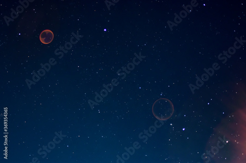 estrellas con un cielo azul oscuro 