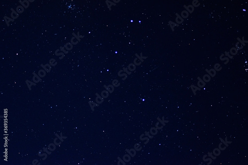 estrellas en la noche con un cielo morado